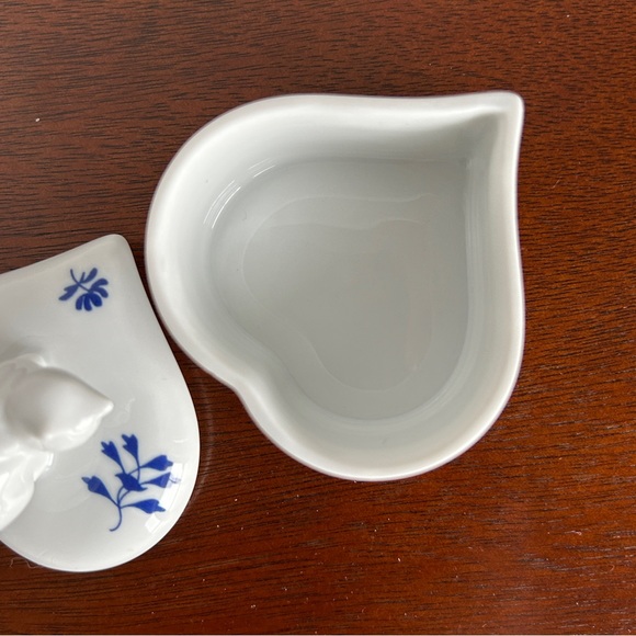 HEREND Porcelain Heart Trinket Box Blue White Floral with Cat Kitten Finial - Picture 10 of 14